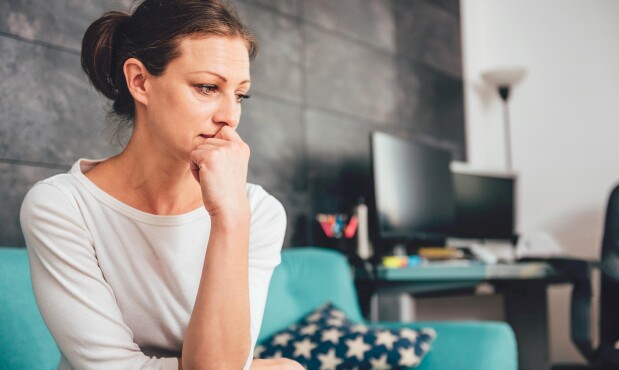 Mujer triste pensando