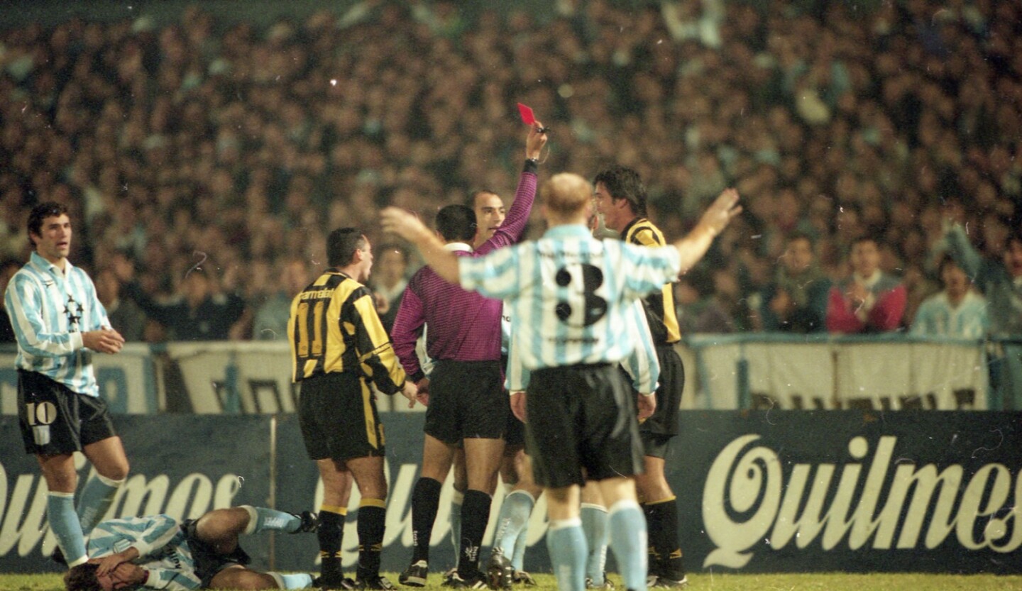La expulsión a Gonzalo de los Santos en la Copa Libertadores 1997 frente a Racing de Avellaneda en el Cilindro.