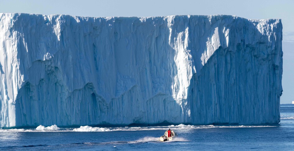 Un barco maniobra entre icebergs flotando en Disko Bay, Ilulissat, oeste de Groenlandia. Foto: AFP