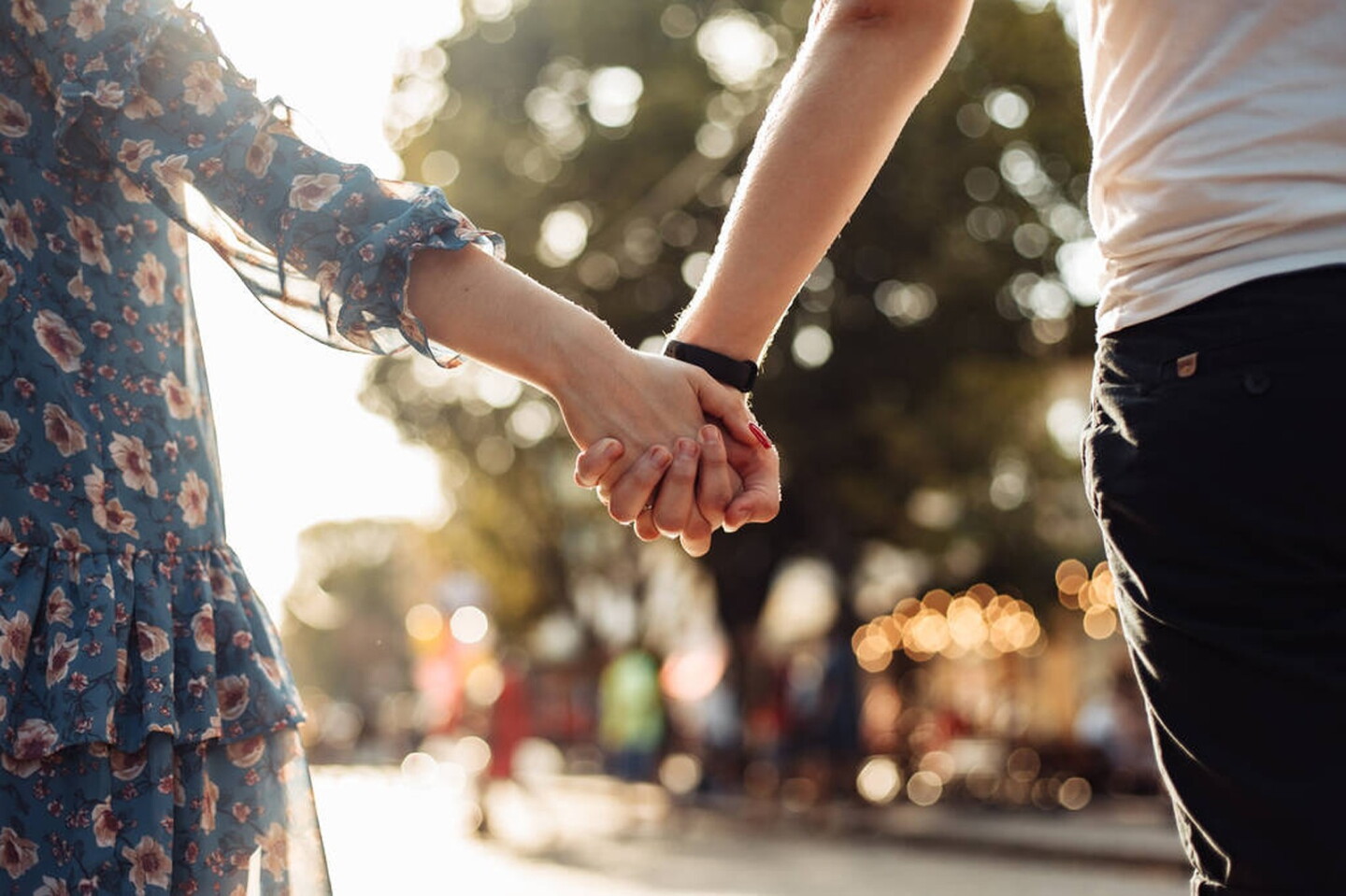 Pareja se toma de la mano.
