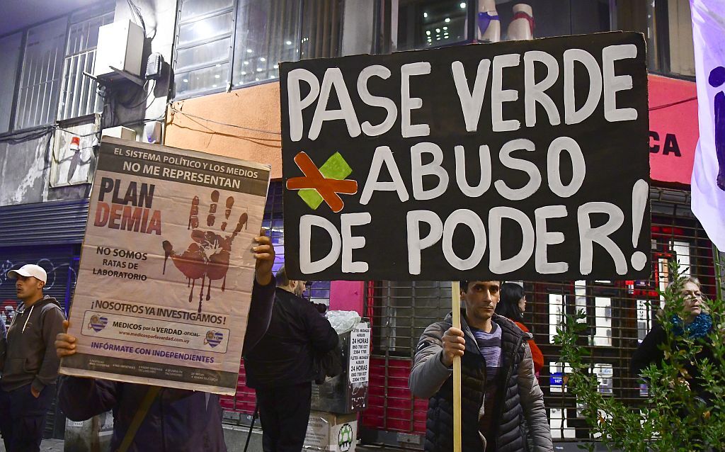 Grupos antivacunas manifestando en contra de las restricciones en las actividades exclusivas para vacunados. Foto: Marcelo Bonjour