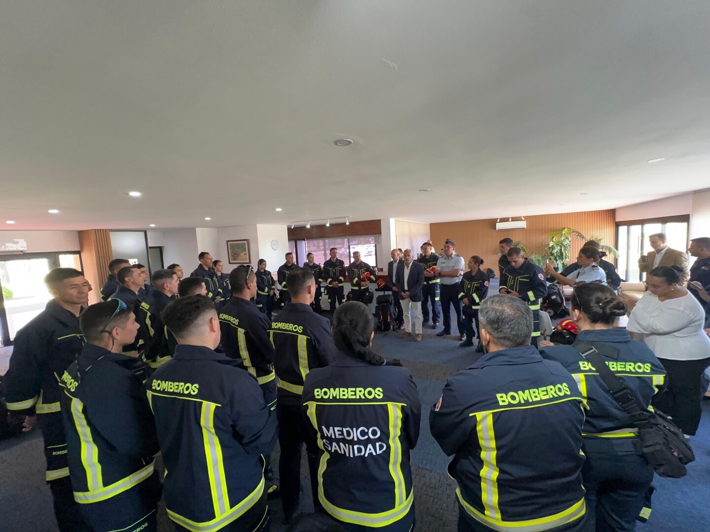 Bomberos preparándose para viajar a Chile