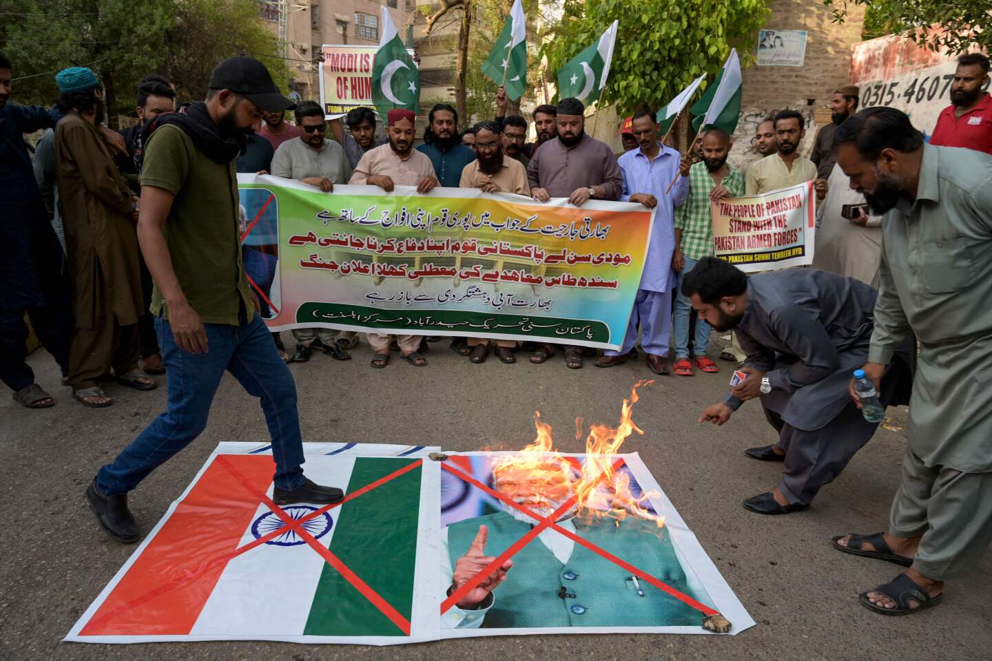 Activistas del partido sunita pakistaní Tehreek queman la bandera nacional india y un retrato del primer ministro indio, Narendra Modi.