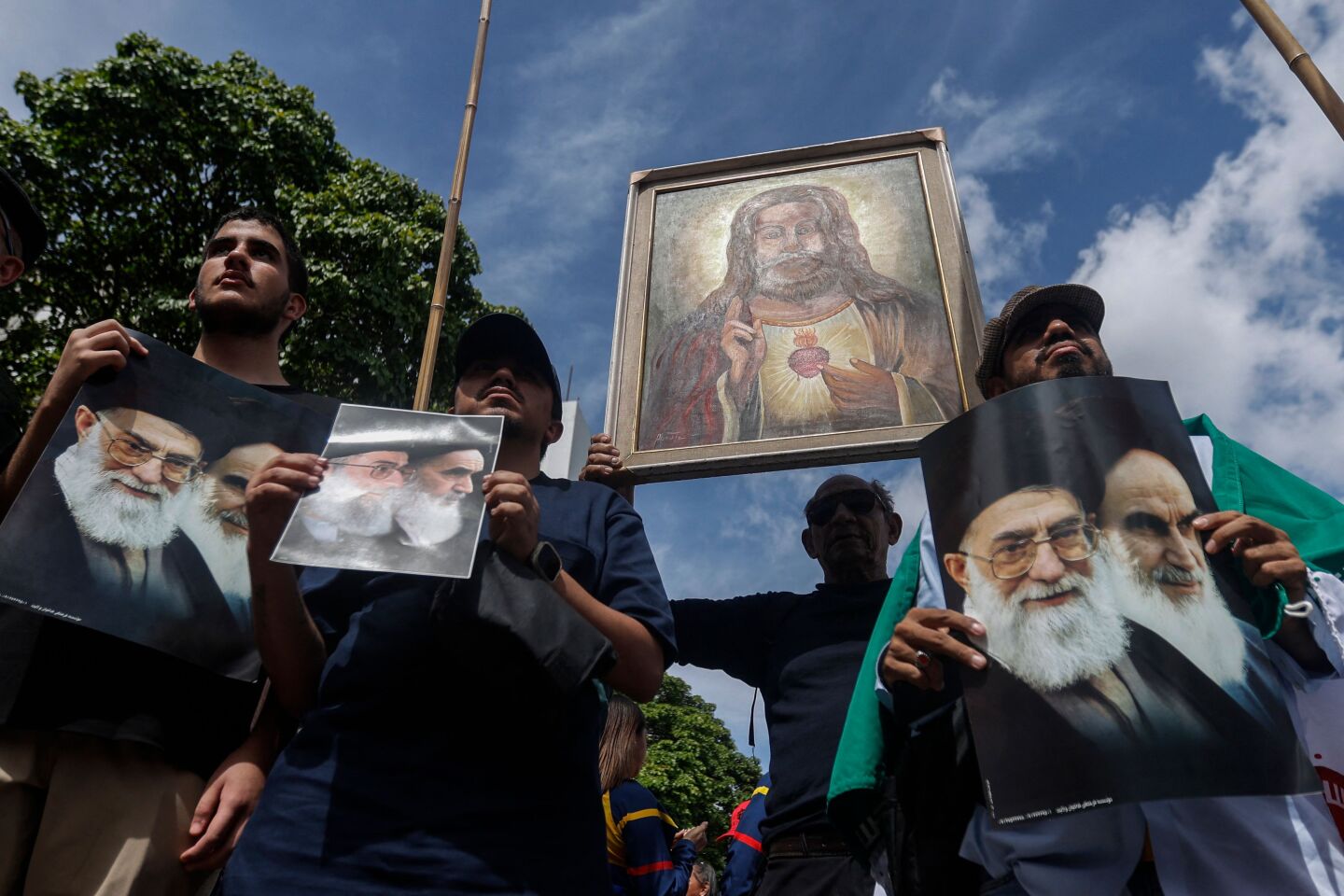 Manifestantes llevaban imágenes de Ali Khamenei y Ruhollah Khomeini.