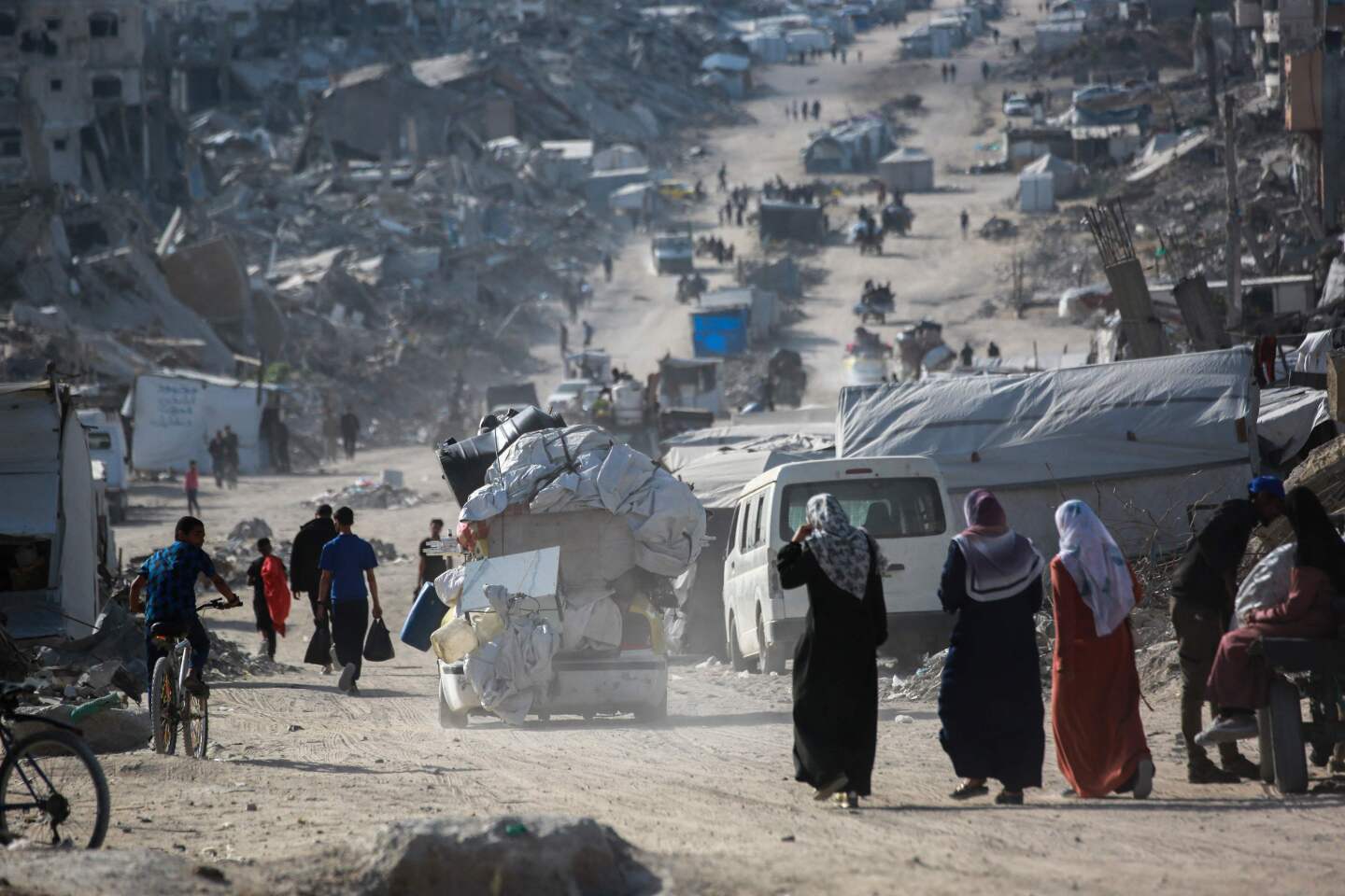 Los palestinos se desplazan con sus pertenencias a través de Jabalia mientras huyen del norte de la Franja de Gaza hacia la ciudad de Gaza