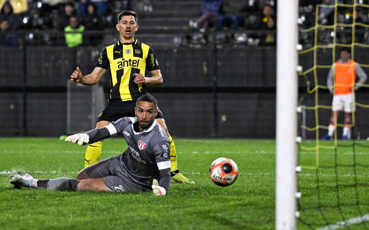 La definición de Maximilano Silvera para el gol en el partido entre Peñarol y River Plate.