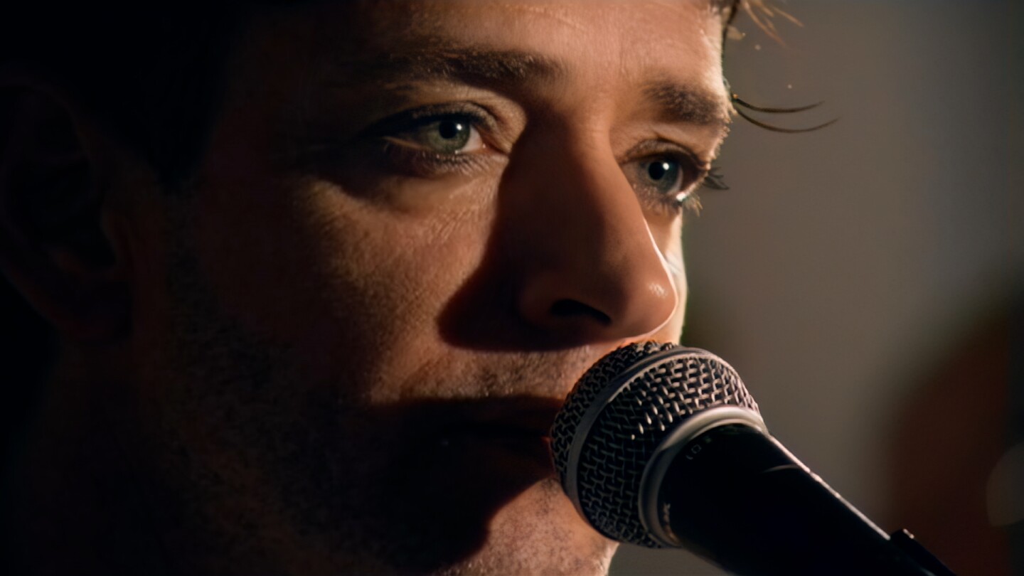 Gustavo Cerati en el videoclip de "No te creo". Gustavo Cerati en el videoclip de "No te creo".