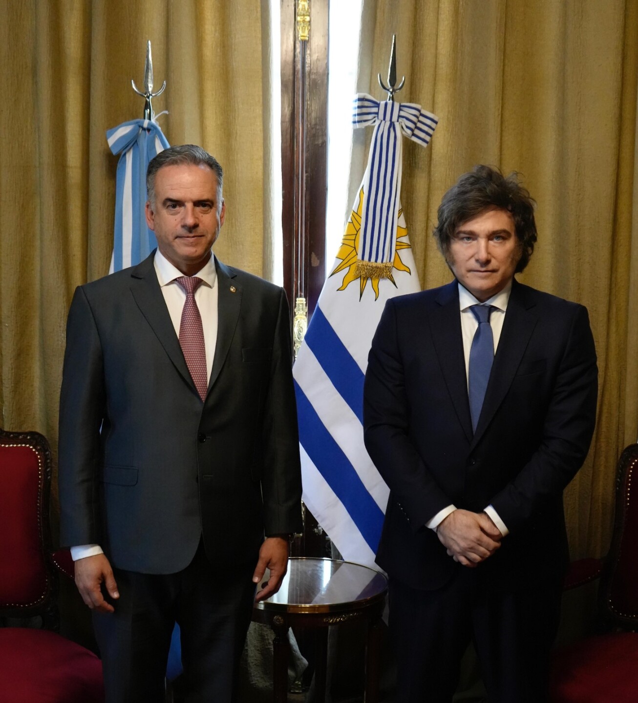 Yamandú Orsi junto a Javier Milei.