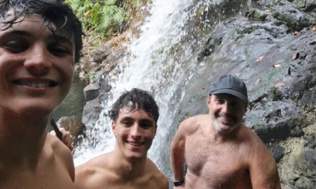 Ignacio Álvarez junto a sus hijos de vacaciones.