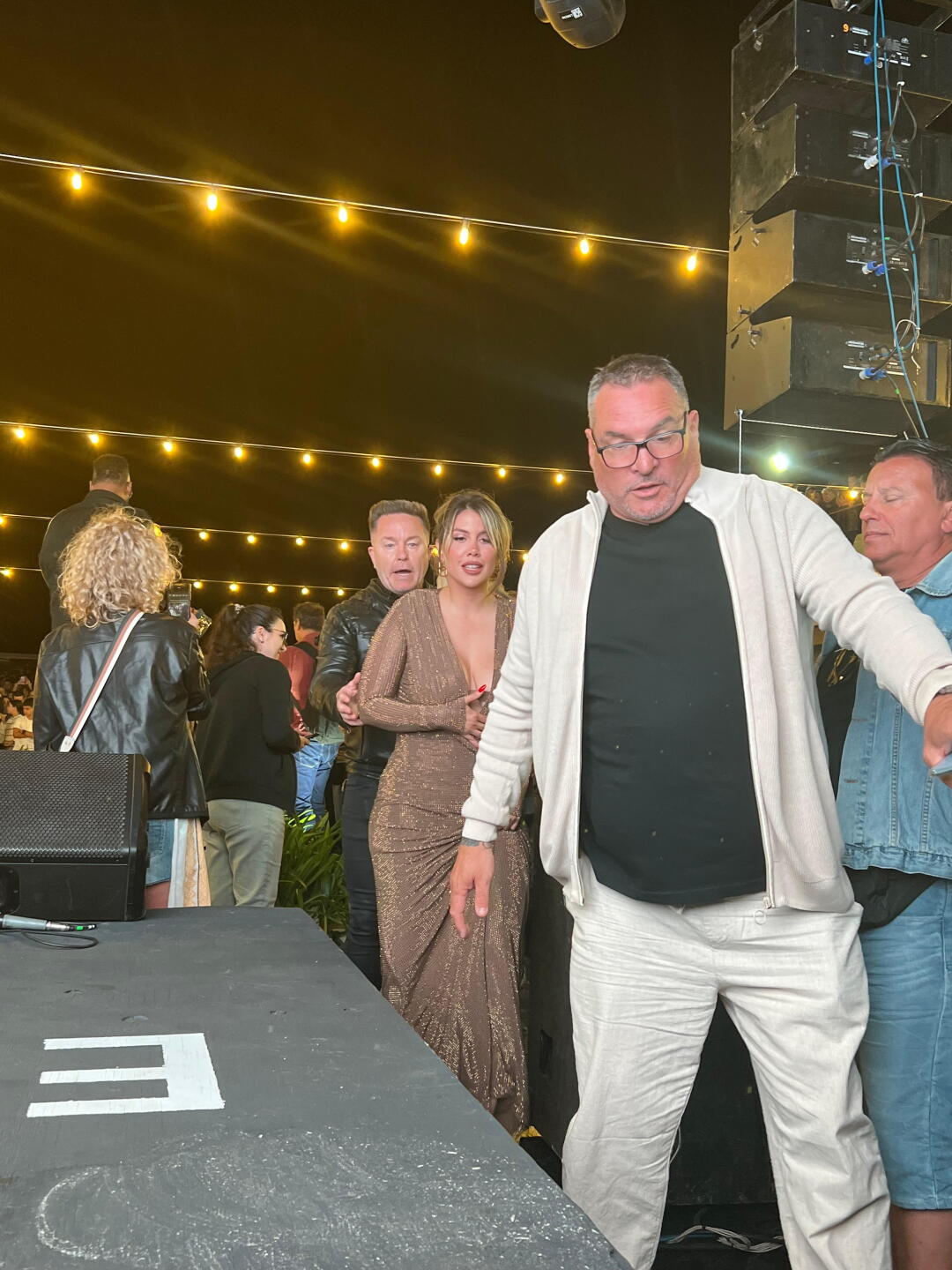 Alejandro Astesiano custodiando a Wanda Nara en el desfile que organiza Cristino en OH! La Barra