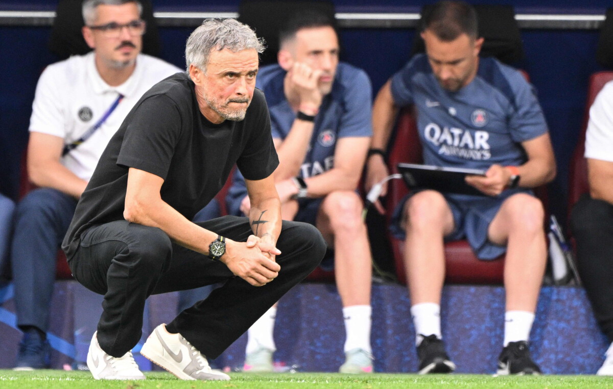 Luis Enrique dirigiendo un partido del Paris Saint-Germain.