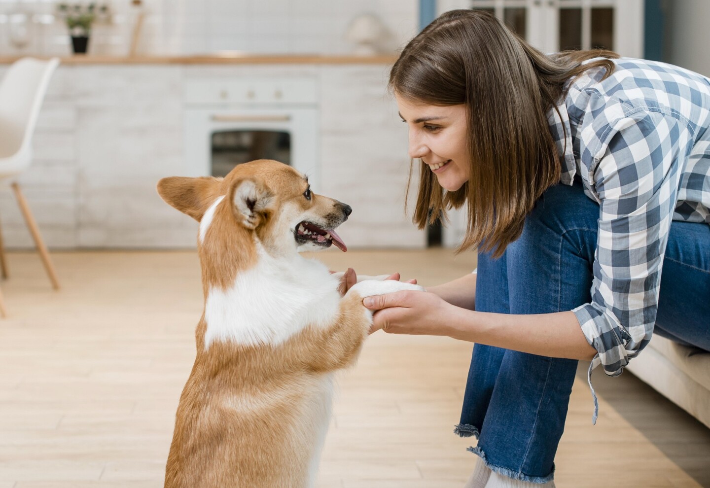 Mujer habla con su perro