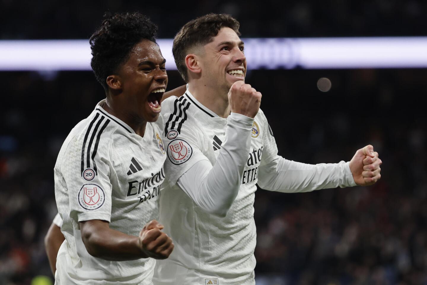 Endrick y Fede Valverde celebran un gol del Real Madrid por Copa del Rey en el Santiago Bernabéu