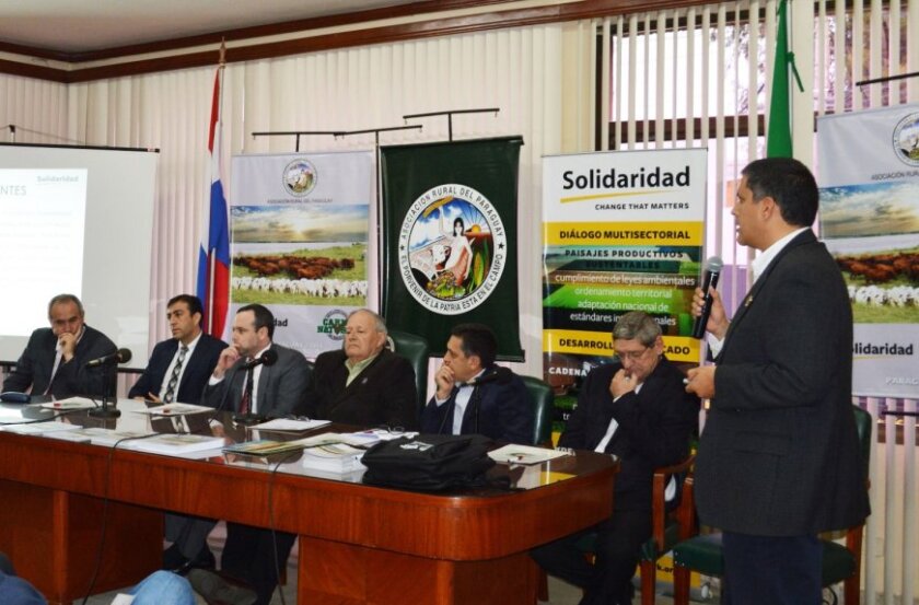 El Ing. Carlos Pereira (parado), a su derecha Korni Pauls, Gustavo Ruiz Díaz, Germán Ruiz, Rolando De Barros Barreto, Marcos Medina y Hugo Idoyaga. / ABC Color