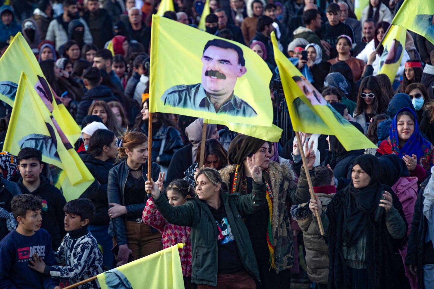 Kurdos sirios ondean banderas con fotografías del fundador del Partido de los Trabajadores del Kurdistán (PKK), Abdullah Ocalan.