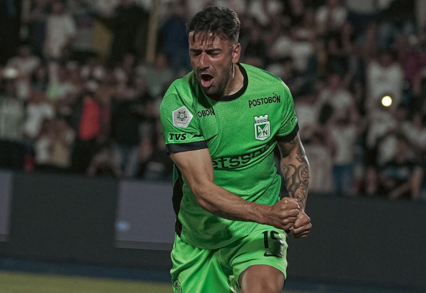 Facundo Batista celebra el gol que marcó en el partido entre Atlético Nacional y Llaneros.