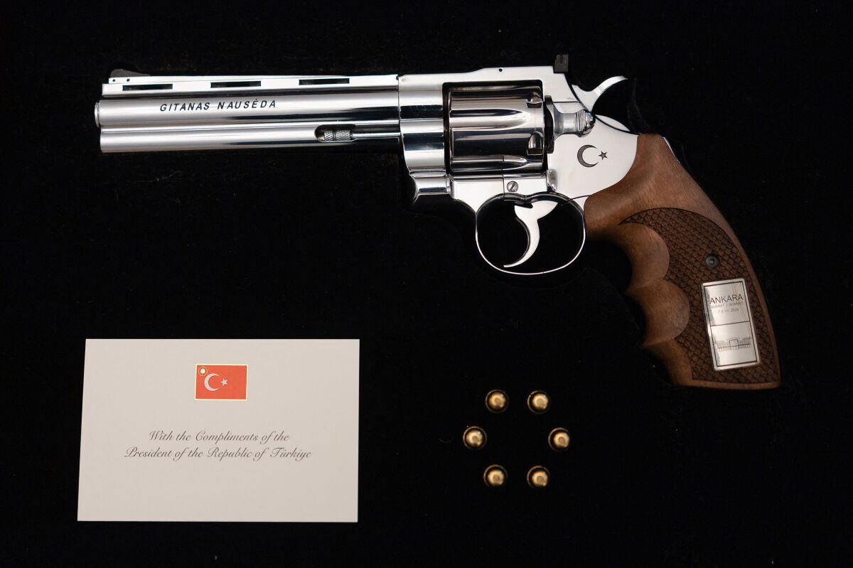 Fotografía difundida por el presidente de Lituania, que muestra un revólver ofrecido por el Presidente turco Recep Tayyip Erdogan al presidente lituano Gitanas Nauseda, con el nombre del presidente grabado, incluyendo munición real.