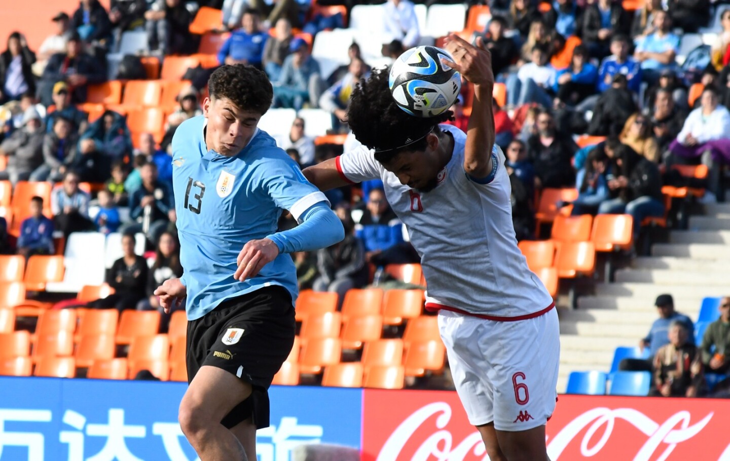 Alan Matturro y el cabezazo que terminó en el penal sancionado en el Uruguay-Túnez.