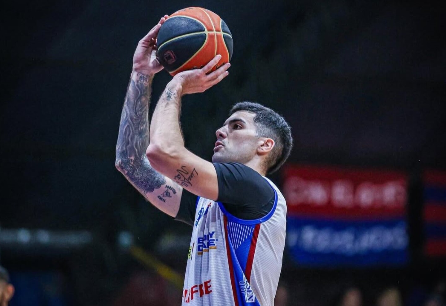 Sebastián Ottonello con la camiseta de Biguá.
