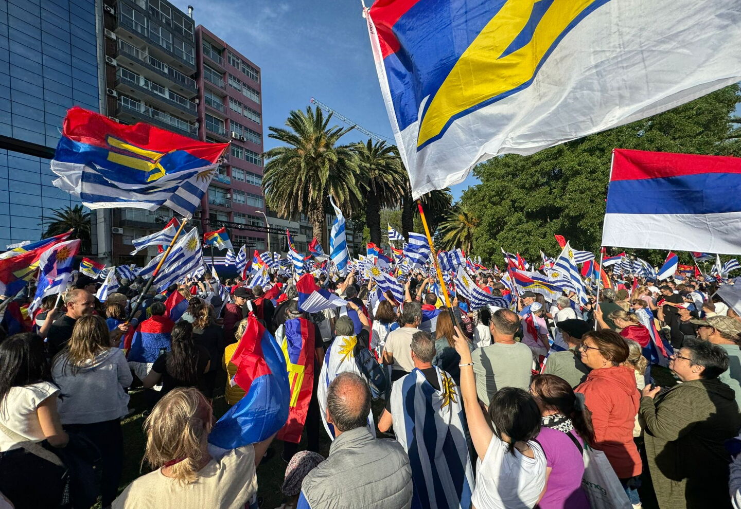 El Frente Amplio trajo a 8 mil votantes desde Argentina y redobla la ...