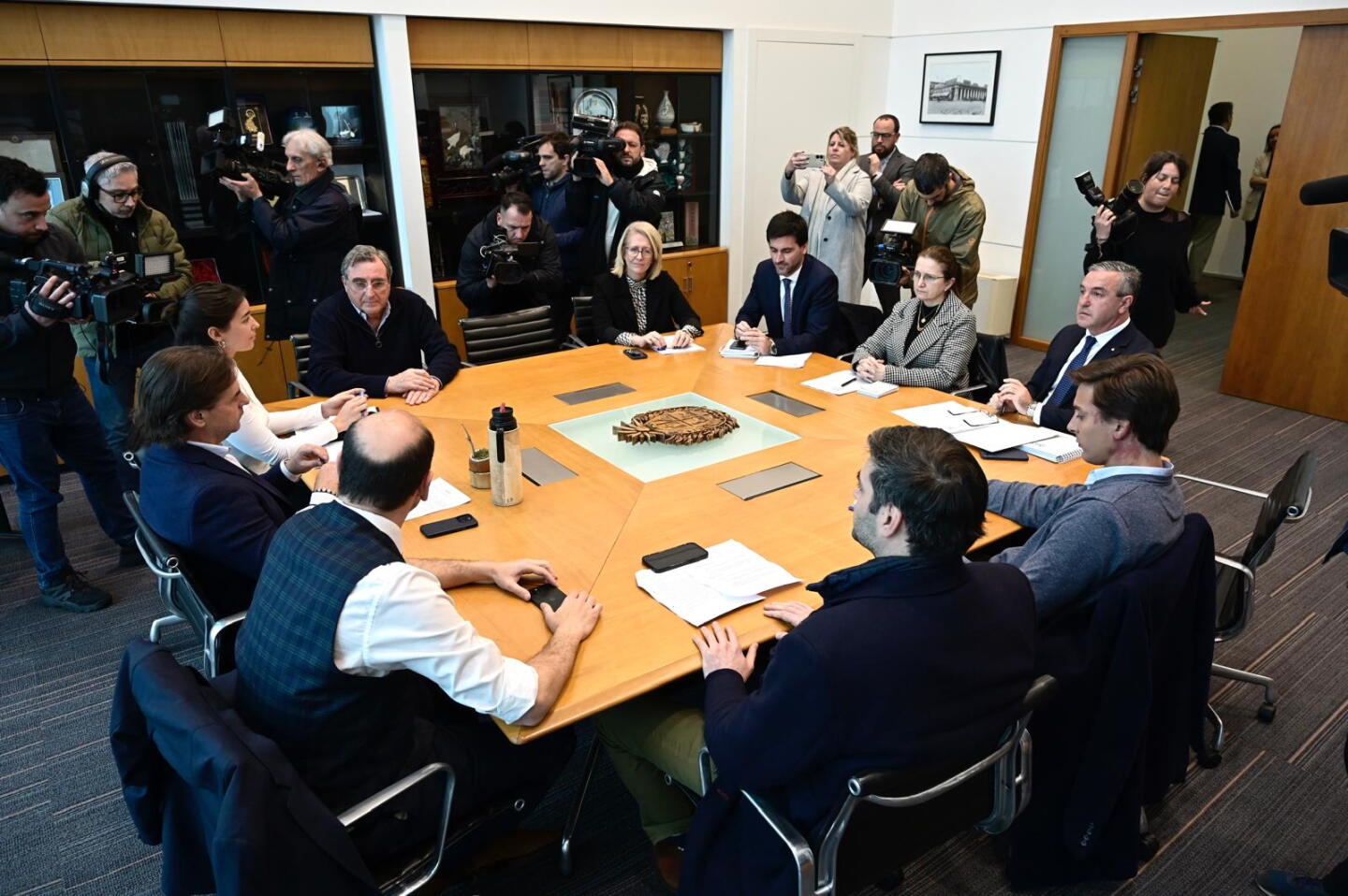Reunión de ministros y otras autoridades con Luis Lacalle Pou en Torre Ejecutiva.