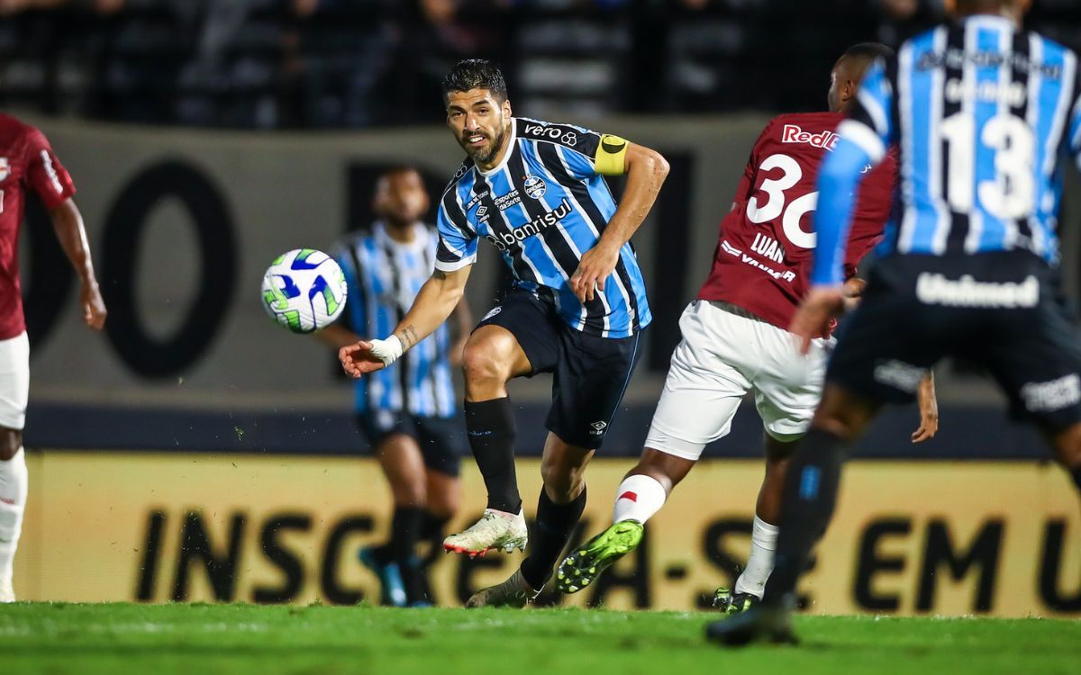 Luis Suárez en el partido entre Bragantino y Gremio por el Brasileirao.