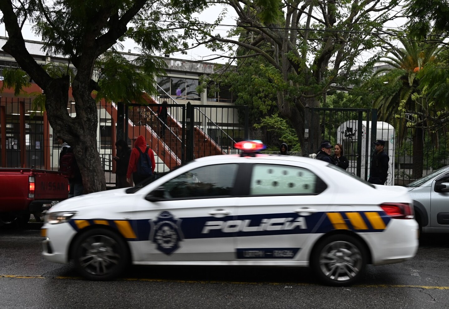 Prevención: la Policía y la Guardia Republicana acudieron al liceo Bauzá por posibles repercusiones violentas tras el conflicto.