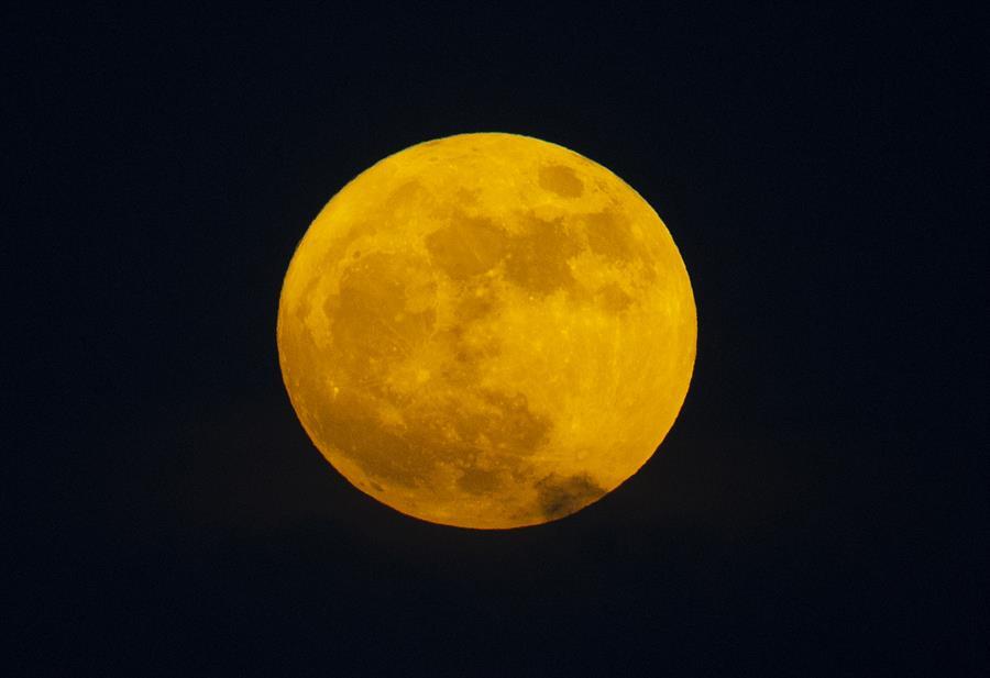 Fotografía que muestra la superluna azul, hoy en Santo Domingo (República Dominicana).