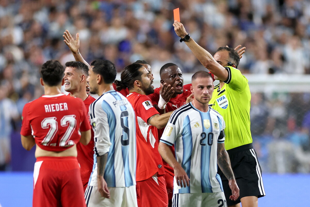 João Pinheiro expulsa a Breel Embolo en el partido de los cuartos de final del Mundial 2026, entre Argentina y Suiza.