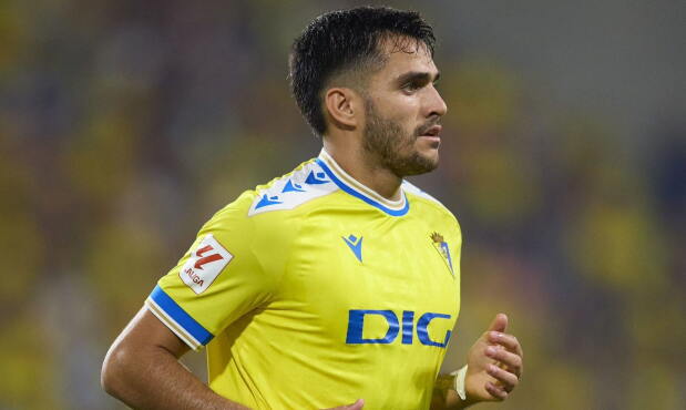 Maximiliano Gómez con la camiseta del Cádiz.