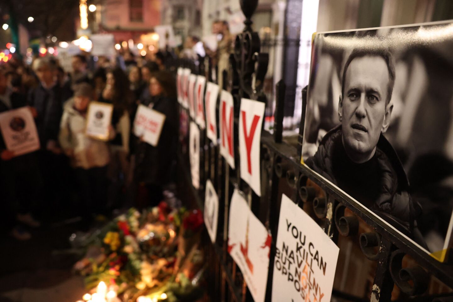 Homenaje a líder opositor ruso, Alexei Navalny, en la embajada rusa en Londres.