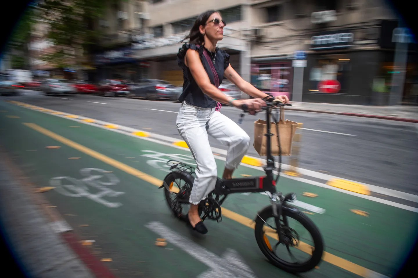 Una ciclista en la ciclovía de la calle San José