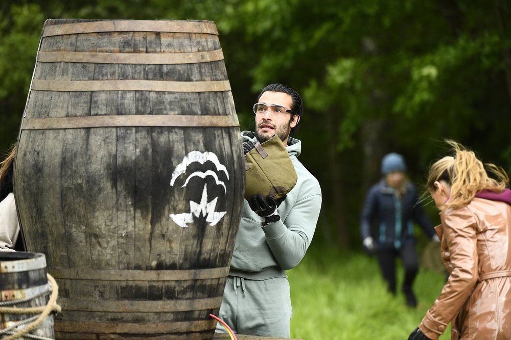 Sam Asghari en la serie "The Traitors".