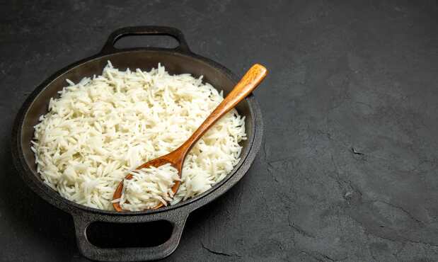 Arroz cocido en una olla