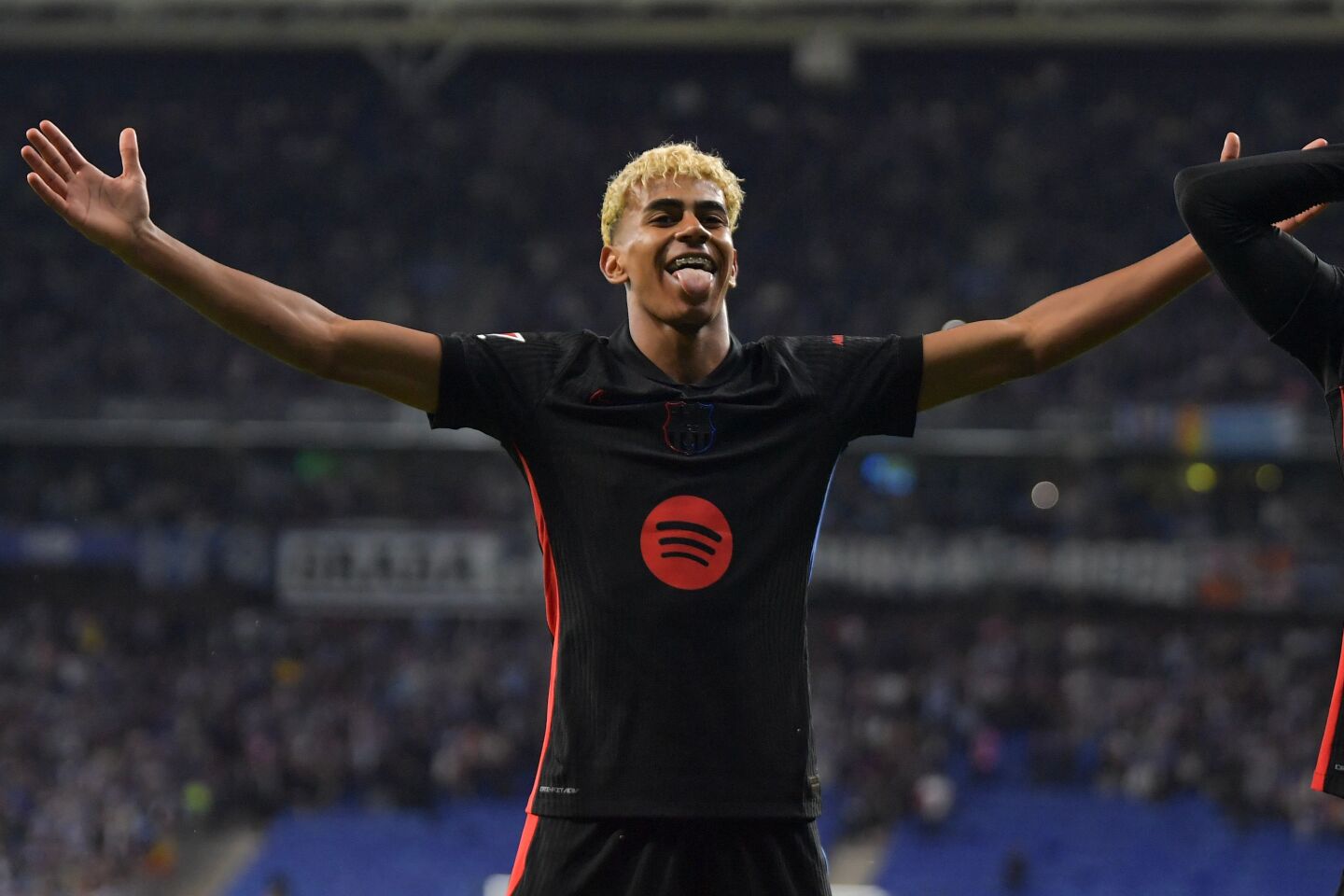 Lamine Yamal celebra su gol en el RCD Espanyol vs. FC Barcelona en el RCDE Stadium.