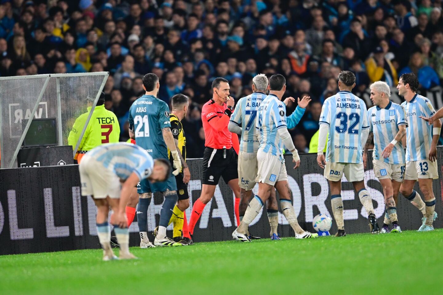 Wilmar Roldán en el momento que invalida el segundo gol de Racing ante Peñarol.
