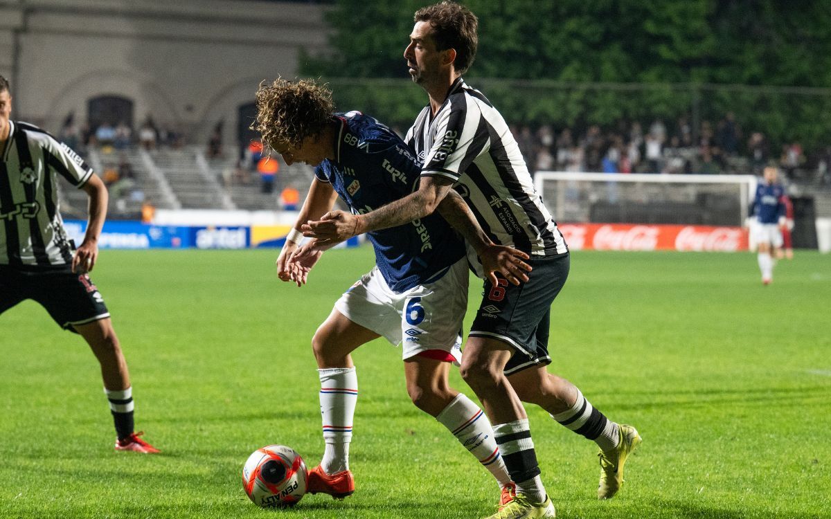 Leandro Zazpe y Luciano Boggio disputan la pelota en el partido entre Wanderers y Nacional.