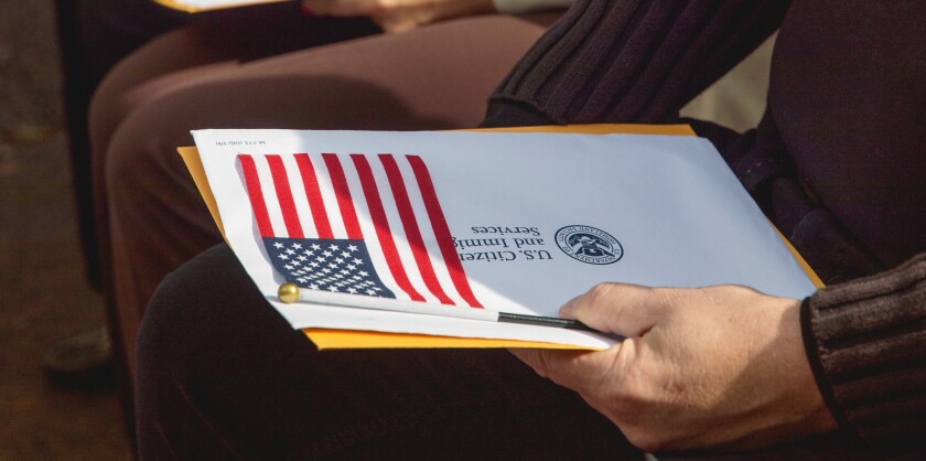 Inmigrantes estadounidenses con documentación de la Uscis.