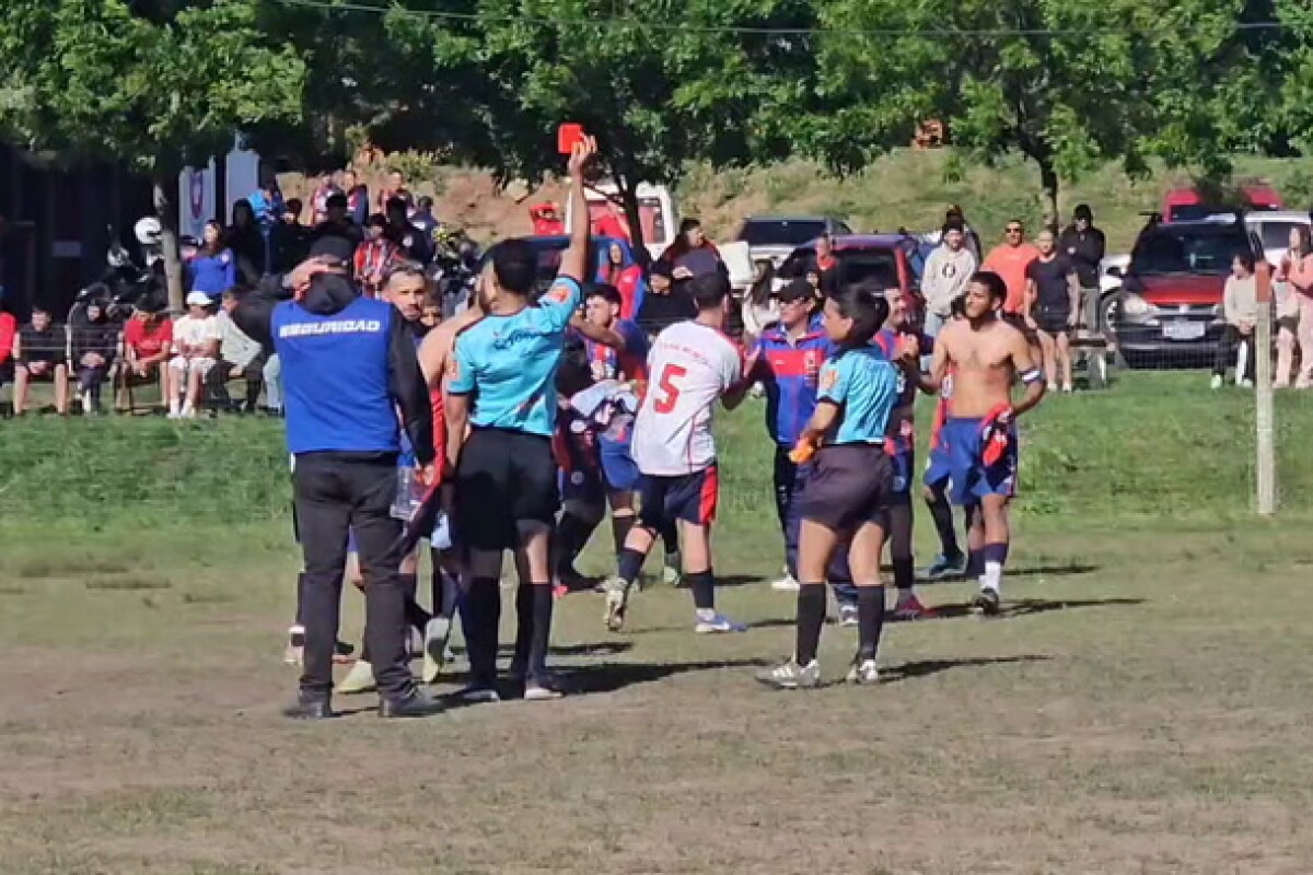 Hay acuerdo: futbolista indemnizará a árbitro al que le fracturó la nariz y le sacó dos dientes de un cabezazo