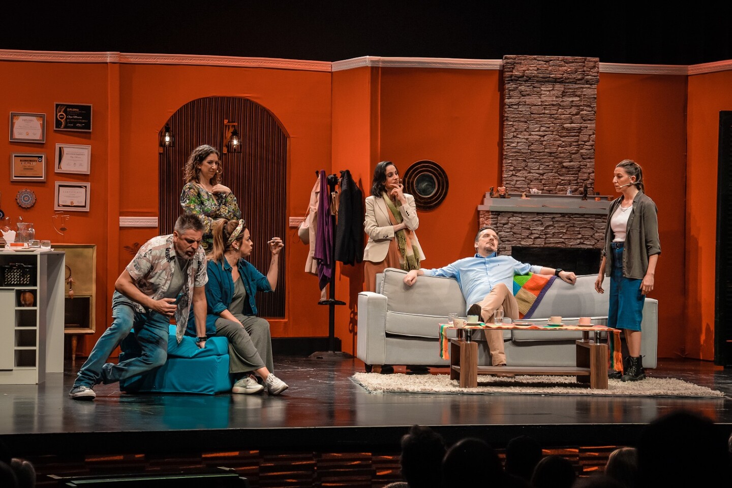 El elenco completo de Paranormales en escena.