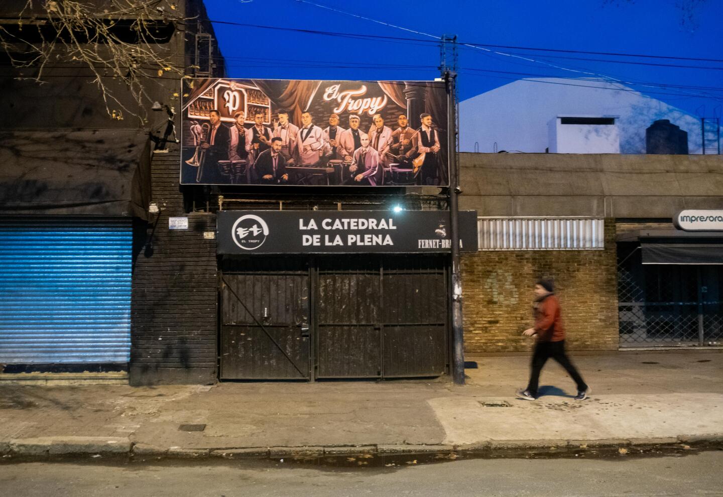 Local bailable El Tropy