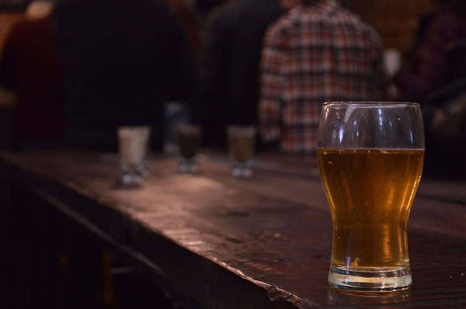 Vaso de cerveza en un bar.