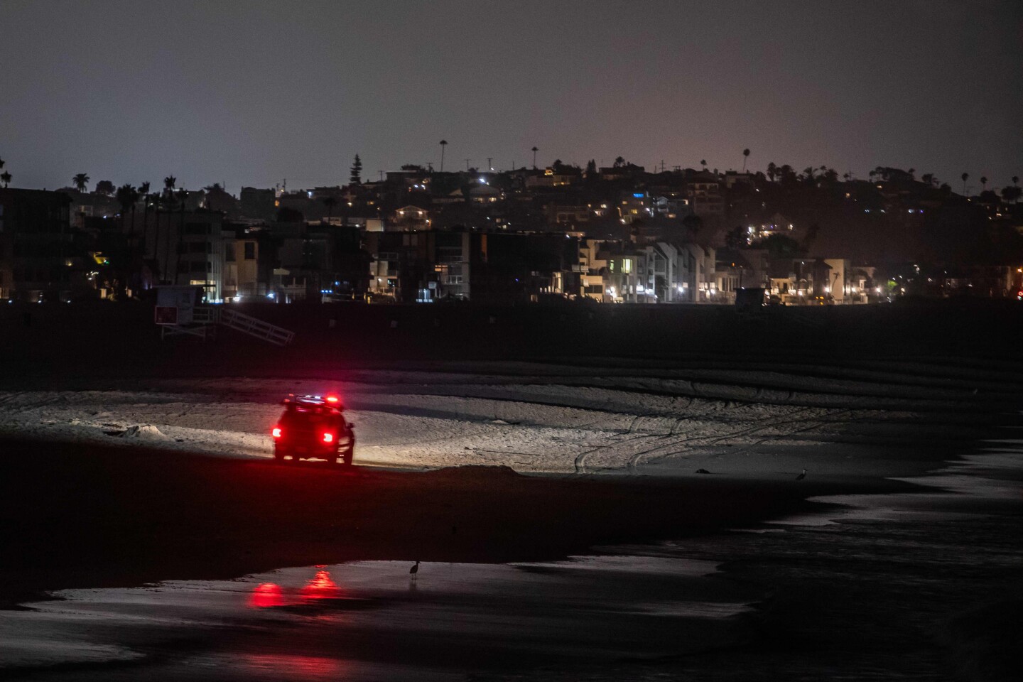 Patrulla del condado de Los Ángeles en la playa de Venice en medio de una alerta de tsunami en California, el 30 de julio de 2025.