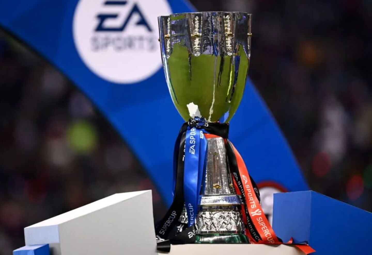 El trofeo de la Supercopa de Italia.