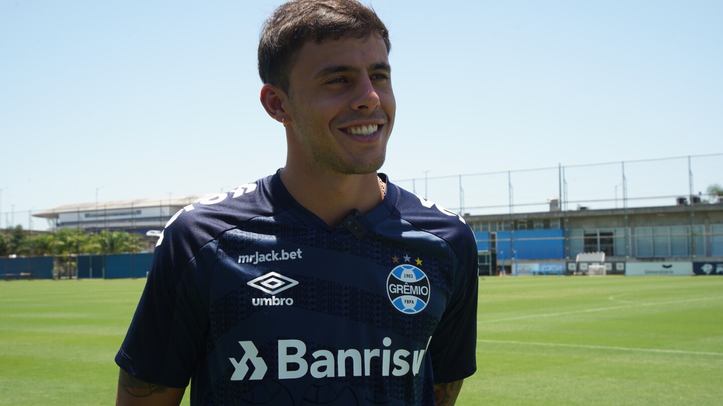 Felipe Carballo en el complejo deportivo de Gremio.