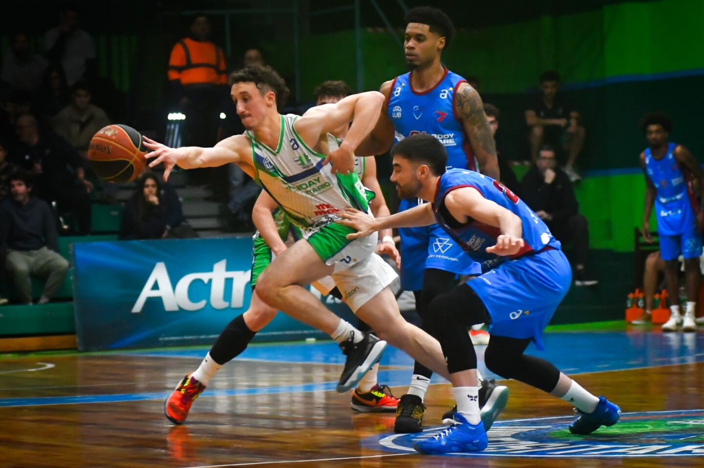 Mateo Sarni lideró el triunfo de Urunday Universitario ante Biguá, por la Liga Uruguaya de Básquetbol.