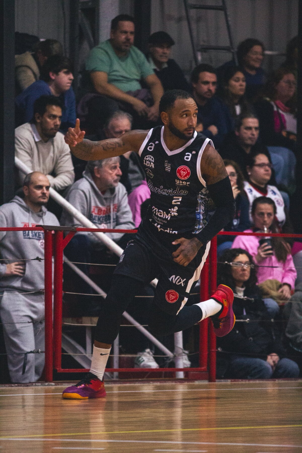 Isiah Gaiter en su debut con Montevideo, jugando frente a Albatros.