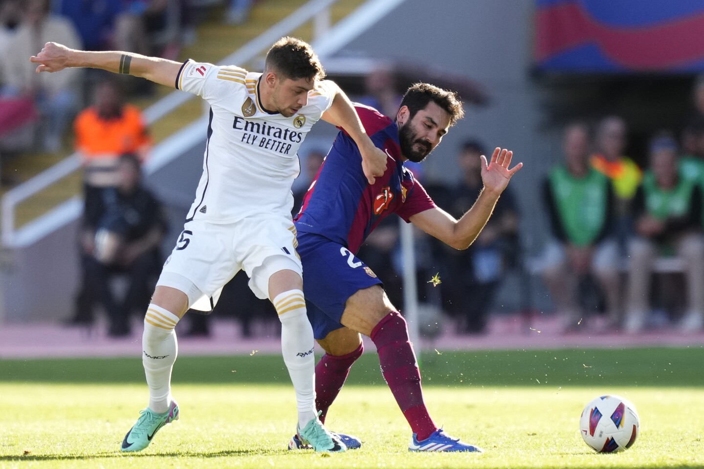 El uruguayo del Real Madrid, Federico Valverde, disputa una pelota con Ilkay Gündogan del Barcelona.