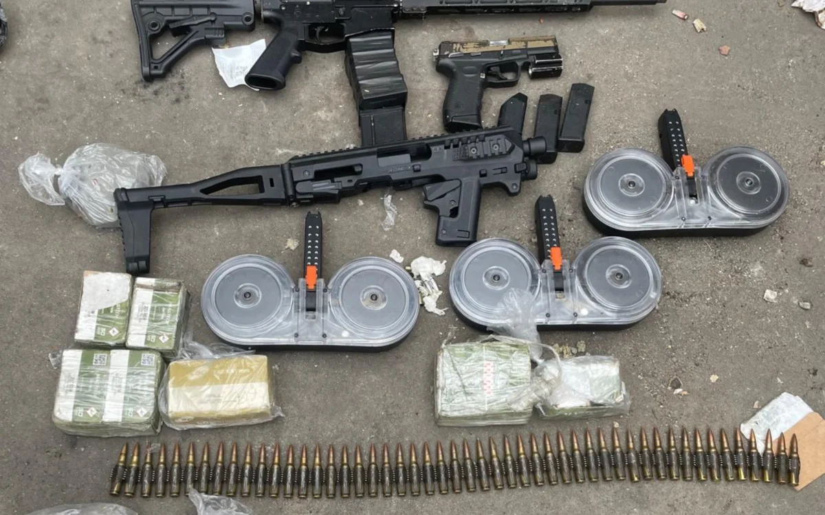 Photo: elpais.com.uy Armamento incautado en Villa Sarandí, por la desaparición de un joven de 21 años