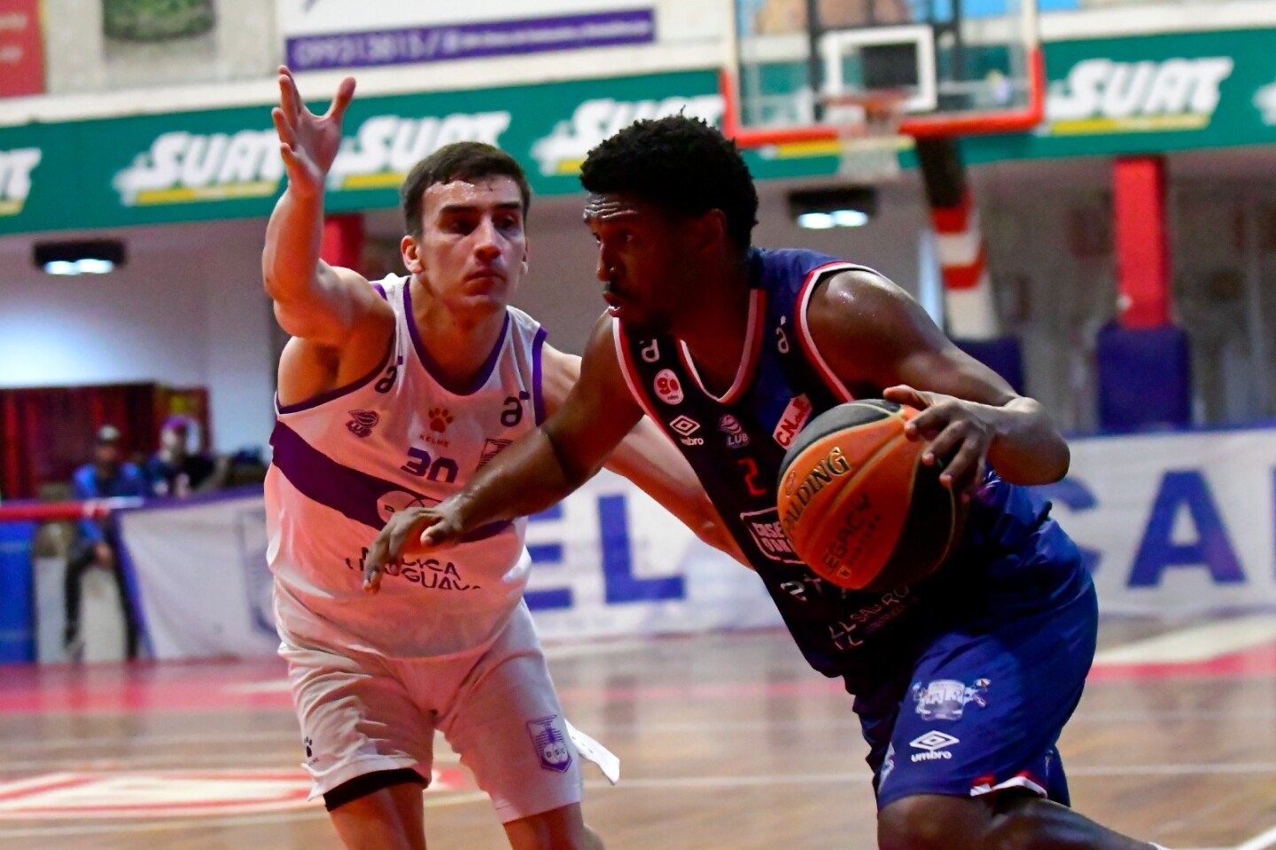 Defensor Sporting vs. Nacional por la Liga Uruguaya de Básquetbol.